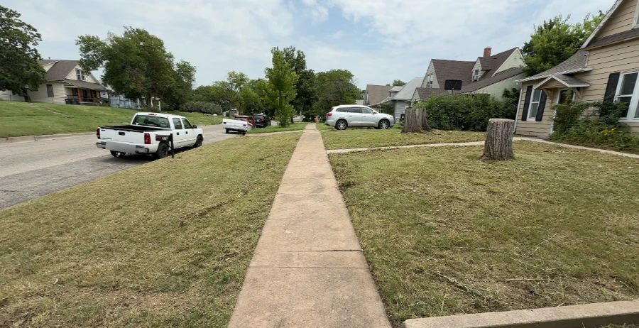 Cleared sidewalk and lawn perimeter in Yowell Ranch Killeen after lawn service